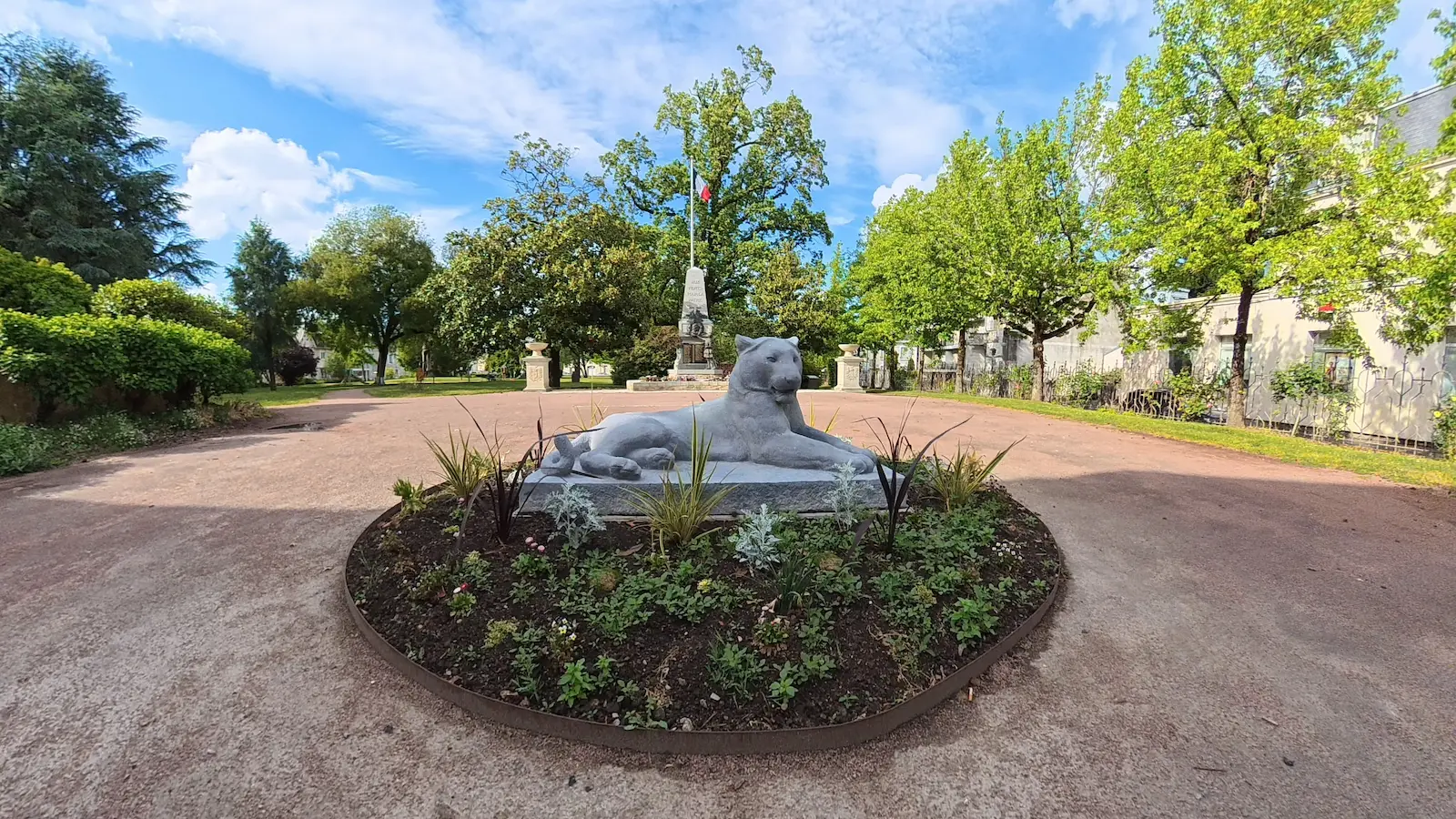 Sculpture du Lion au Jardin Public de Parthenay