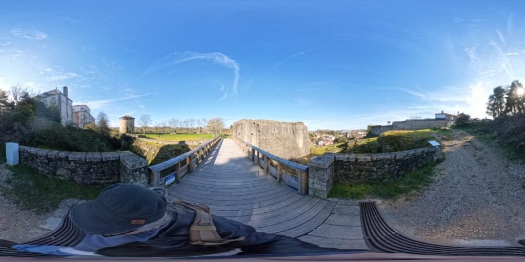 photo equirectangulaire pour kiosque place drapeau site historique et touristique Parthernay