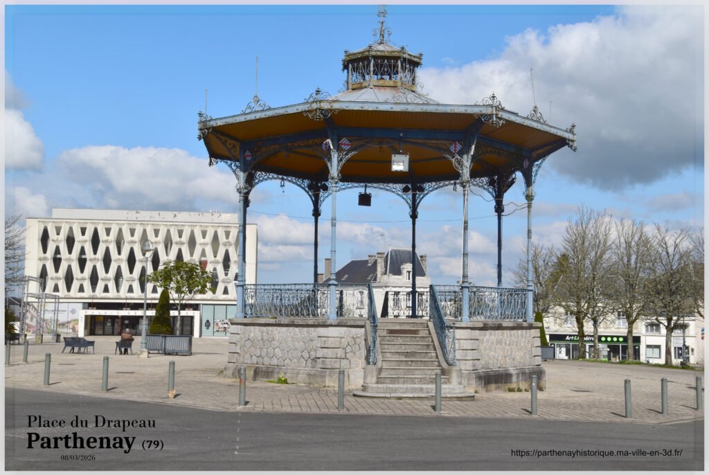 kiosque place drapeau site historique et touristique Parthernay